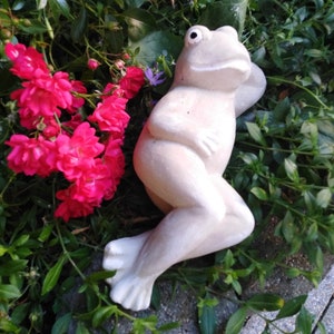 Frog Garden Figure Garden Statue Figure Stone Cast Garden Decoration Lying