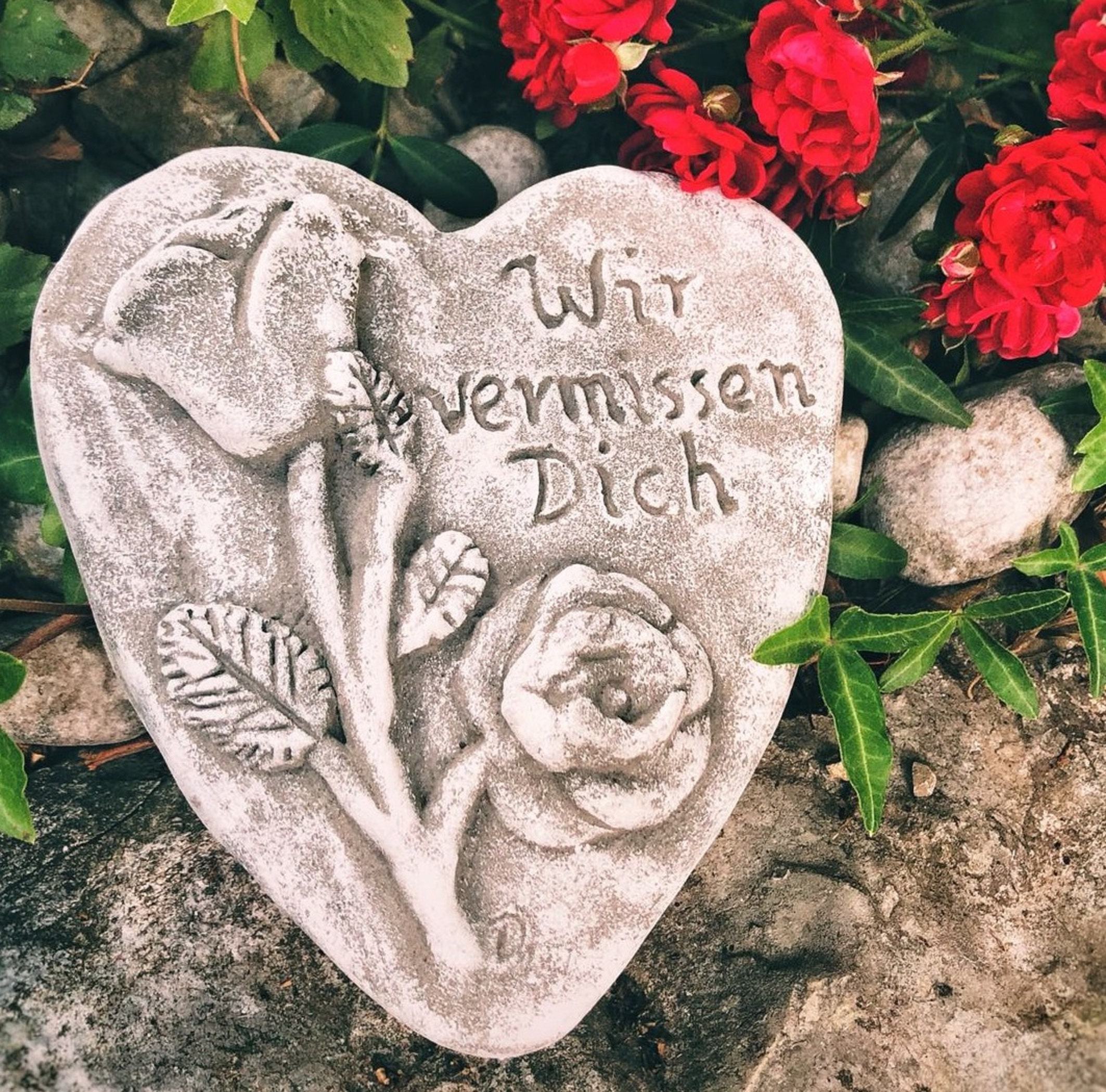 Radami XXL Grabherz Aus Steinguss – „Wir Vermissen Euch“, Ca. 15x15.5 Cm, 1300 G, Wetterfest