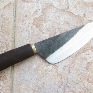 Puede incluir: Un cuchillo con mango de madera marr&oacute;n oscuro y hoja plateada. La hoja es ligeramente curva y tiene una punta afilada.