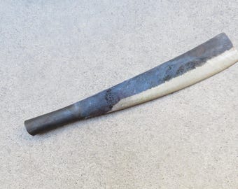 Machete de caza de acero al carbono con mango curvo de acero de 11 pulgadas, de alta calidad y acabado rústico.