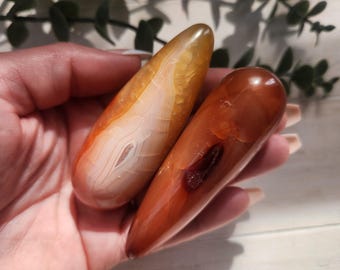 Varita de masaje de cornalina bandeada - Cristal de ágata roja pulida para el chakra sacro y el trabajo energético - Piedra de palma de cornalina color atardecer