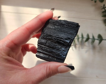 Surowe bryły kryształu czarnego turmalinu