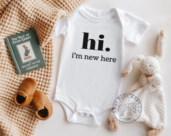 Cute Baby Announcement |  Hi, I'm New Here | Newborn Baby Coming Home Outfit | Birth Announcement | Baby Shower Gift | Baby Reveal Onesie®