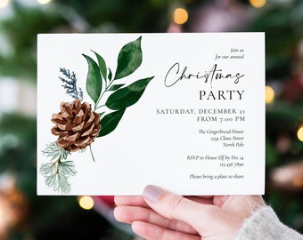 Könnte beinhalten: Eine weiße Weihnachtseinladungskarte mit einem Aquarelldesign aus Kiefernzapfen und grünen Blättern. Der Text der Karte kündigt eine Party am 21. Dezember um 19:00 Uhr an. Die Einladung enthält Adresse und RSVP-Details.