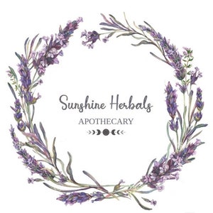 Puede incluir: Una ilustraci&oacute;n de acuarela de una corona hecha de flores de lavanda y vegetaci&oacute;n. La corona est&aacute; sobre un fondo blanco con el texto "Sunshine Herbals Apothecary" y tres lunas crecientes.