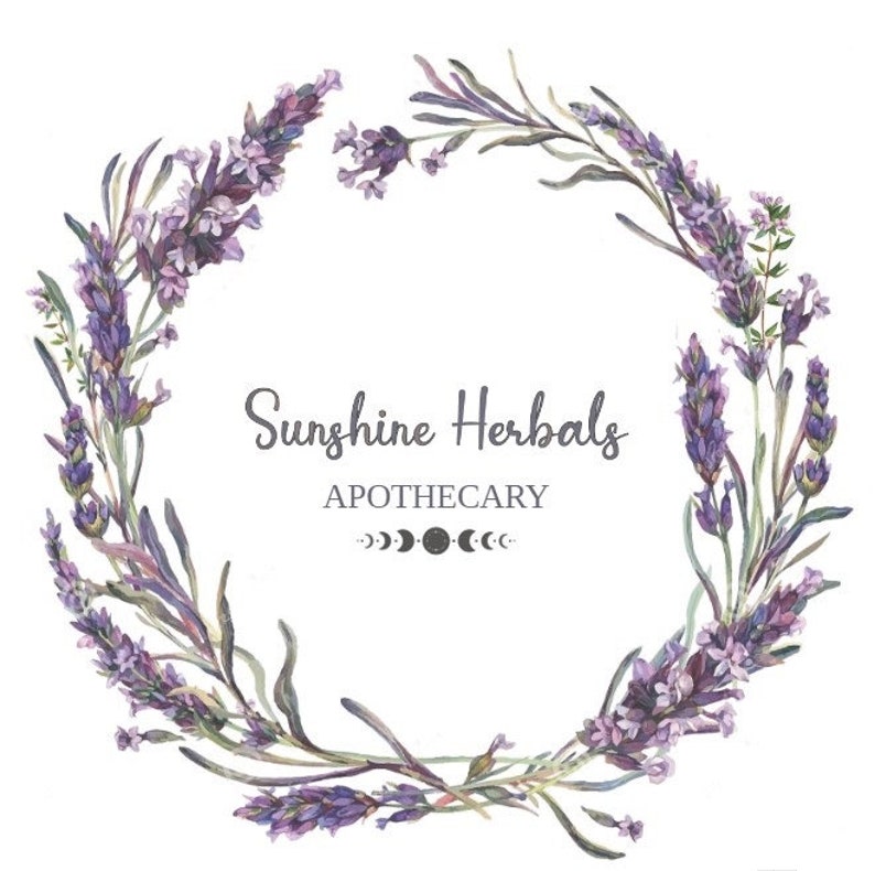 Puede incluir: Una ilustraci&oacute;n de acuarela de una corona hecha de flores de lavanda y vegetaci&oacute;n. La corona est&aacute; sobre un fondo blanco con el texto "Sunshine Herbals Apothecary" y tres lunas crecientes.