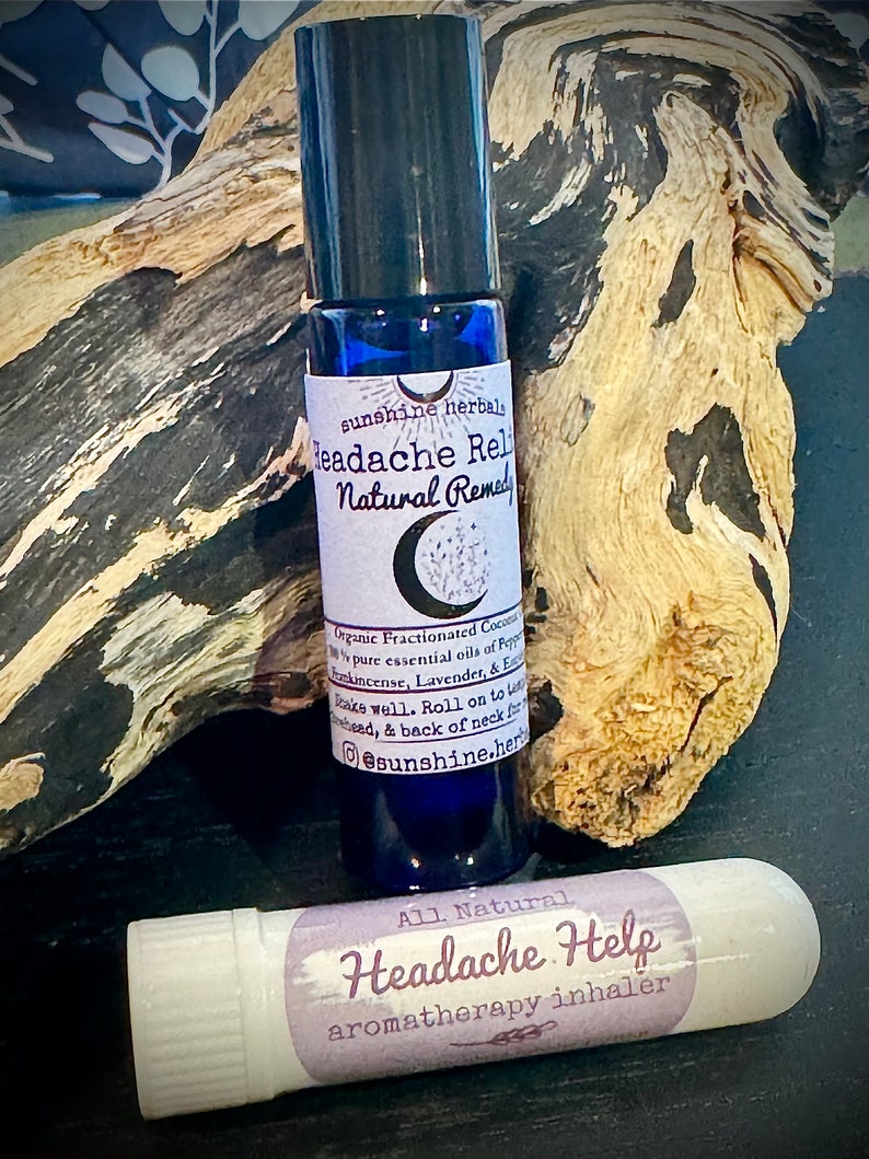 Puede incluir: Dos productos para aliviar el dolor de cabeza: un frasco azul de roll-on etiquetado como "Headache Relief Natural Remedy" y un inhalador de aromaterapia blanco etiquetado como "All Natural Headache Help aromatherapy inhaler".