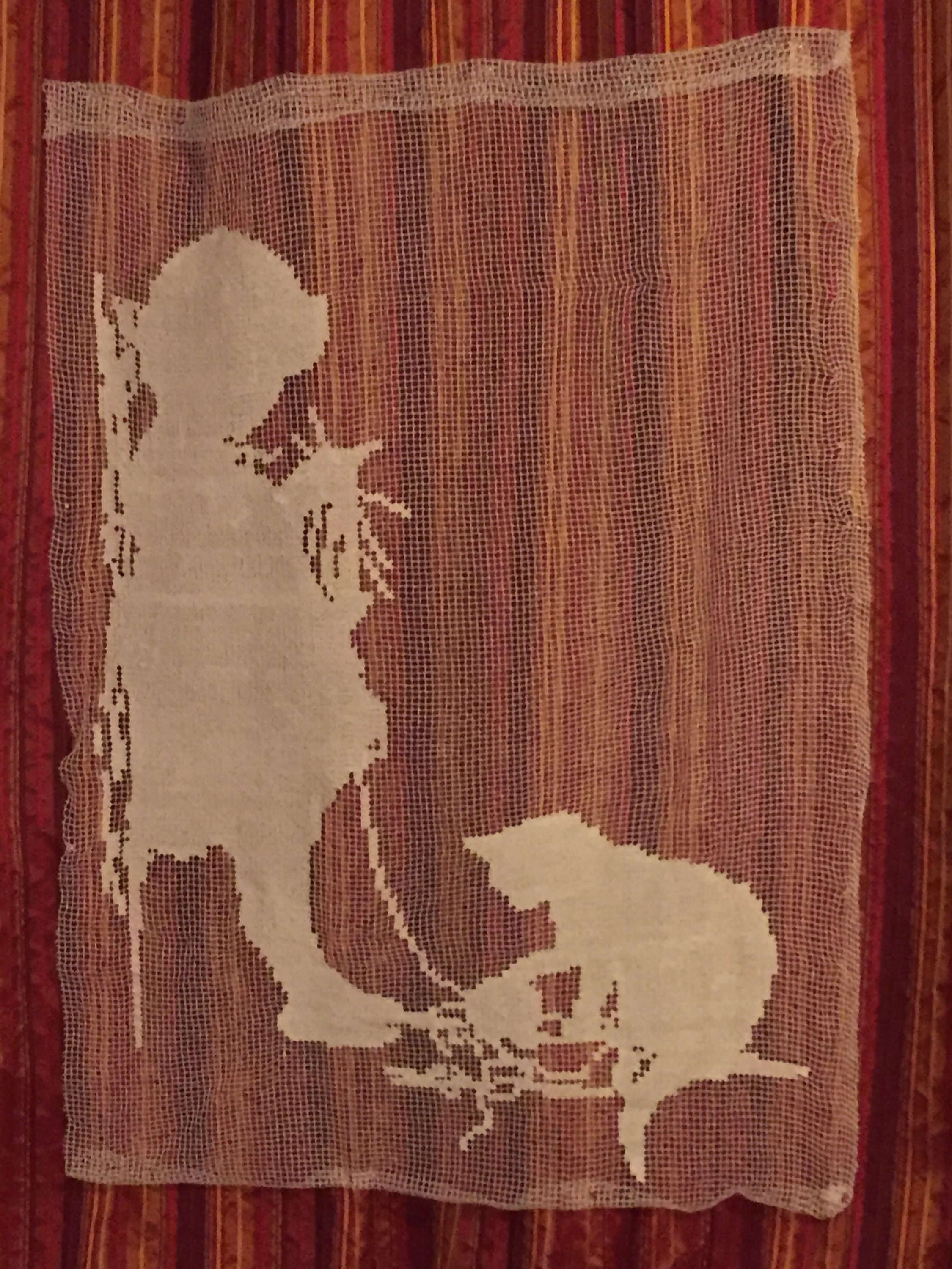 Rideaux Faits-Main, Handmade Curtains , Broderie sur Filet, Artisanat Breton, Petite Fille, Chat