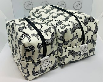 Set de maquillaje y neceser con estampado de cebra: Neceseres de algodón hechos a mano