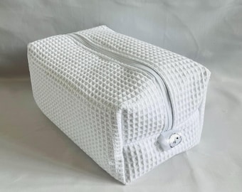 Neceser de viaje hecho a mano con gofre blanco: neceser de maquillaje con forro lavable.