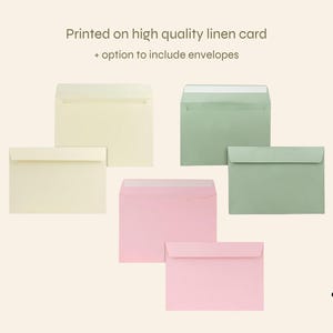 K&ouml;nnte beinhalten: Sechs Umschl&auml;ge in drei verschiedenen Farben: Creme, Gr&uuml;n und Rosa. Der Text "Gedruckt auf hochwertigem Leinenkarton + Option, Umschl&auml;ge beizuf&uuml;gen" befindet sich oben im Bild.
