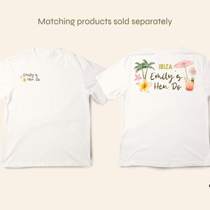 K&ouml;nnte beinhalten: Zwei wei&szlig;e T-Shirts mit einem Hen-Party-Design. Die Vorderseite eines Shirts sagt "Emily's Hen Do" und die R&uuml;ckseite des anderen Shirts sagt "IBIZA Emily's Hen Do" mit einer Palme, Blumen und einem Cocktail.