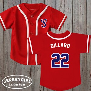 Puede incluir: Jersey de b&eacute;isbol rojo con ribetes blancos y una 'S' azul en la parte delantera. La parte posterior del jersey tiene el nombre 'DILLARD' y el n&uacute;mero '22' en azul.