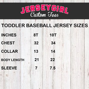 Puede incluir: Un gr&aacute;fico que muestra las tallas de jersey de b&eacute;isbol para ni&ntilde;os peque&ntilde;os en pulgadas. El gr&aacute;fico enumera las medidas de pecho, cuello, largo del cuerpo y manga para las tallas 8T y 10T.