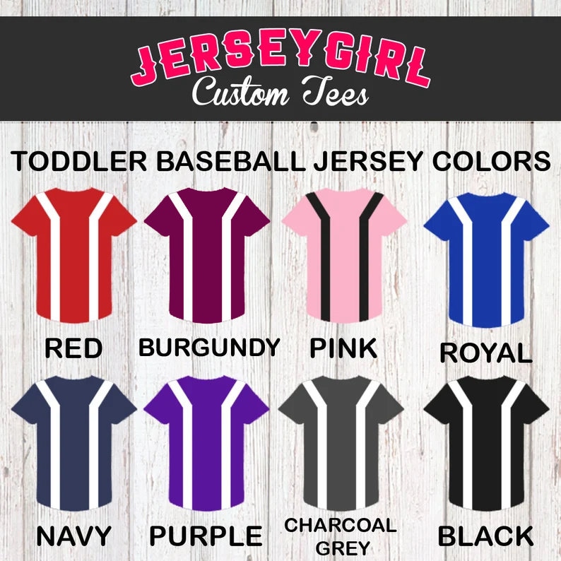 Puede incluir: Un gr&aacute;fico que muestra diferentes opciones de color para camisetas de b&eacute;isbol para ni&ntilde;os peque&ntilde;os. Las camisetas se muestran en rojo, burdeos, rosa, azul real, azul marino, morado, gris carb&oacute;n y negro.