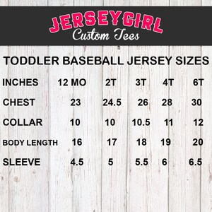 Puede incluir: Un gr&aacute;fico que muestra las tallas de jersey de b&eacute;isbol para ni&ntilde;os peque&ntilde;os en pulgadas. El gr&aacute;fico incluye medidas para el pecho, el cuello, la longitud del cuerpo y la manga para las tallas de 12 meses, 2T, 3T, 4T y 6T.