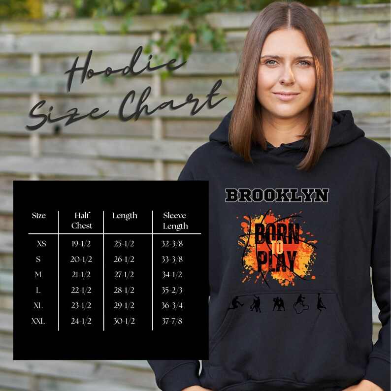 K&ouml;nnte beinhalten: Schwarzer Hoodie mit einem Basketball-Motiv und dem Text "BROOKLYN BORN TO PLAY". Eine Gr&ouml;&szlig;entabelle mit Ma&szlig;en in Zoll ist enthalten.