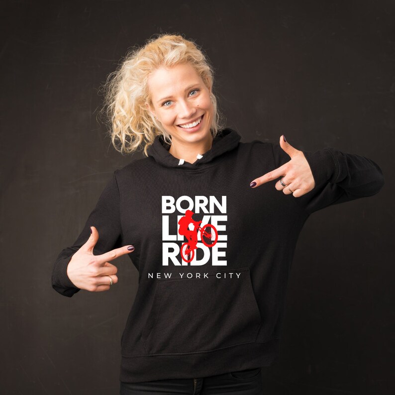 K&ouml;nnte beinhalten: Schwarzer Hoodie mit einem wei&szlig;en Aufdruck, der "BORN LIKE RIDE" und "NEW YORK CITY" in roten Buchstaben zeigt.