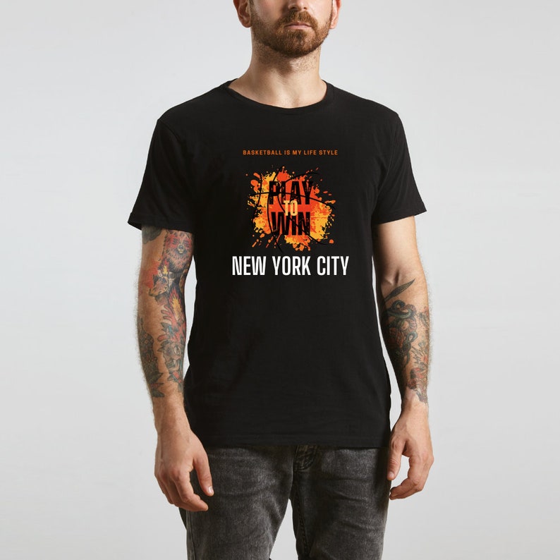 Może przedstawiać: Czarny T-shirt z pomarańczowo-ż&oacute;łtym nadrukiem koszyk&oacute;wki i tekstem "Play to Win" oraz "New York City". Na koszulce znajduje się r&oacute;wnież napis "Basketball is my life style".