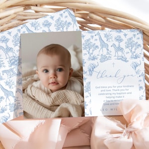 Carte de remerciement avec photo de baptême bébé garçon Safari. Toile bleue chinoiserie arche Baptême merci. Carte de remerciement photo Toile Jungle Corjl #toi1