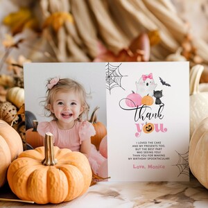 Tarjeta de agradecimiento con foto por el primer cumpleaños de Spooky One. Tarjeta de agradecimiento de cumpleaños editable de Cute Little Boo. Plantilla de Corjl de agradecimiento de Spooky One #hl2