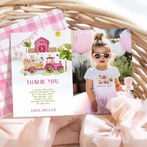 Carte de remerciement pour tracteur rose de ferme avec photo. Carte de remerciement d'anniversaire de fille d'animaux de ferme modifiable. Carte de remerciement d'anniversaire de basse-cour de fille #f1