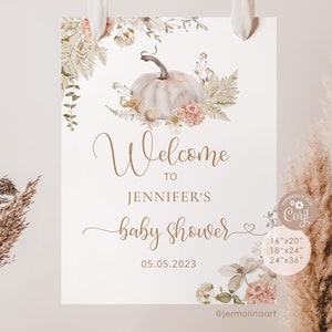 K&ouml;nnte beinhalten: Willkommen zur Babyparty von Jennifer Schild mit einer Aquarell-Illustration eines wei&szlig;en K&uuml;rbisses mit Herbstlaub und Blumen. Das Schild ist auf wei&szlig;em Karton gedruckt und enth&auml;lt das Datum 05.05.2023 und den Social-Media-Handle @jermolinaart.