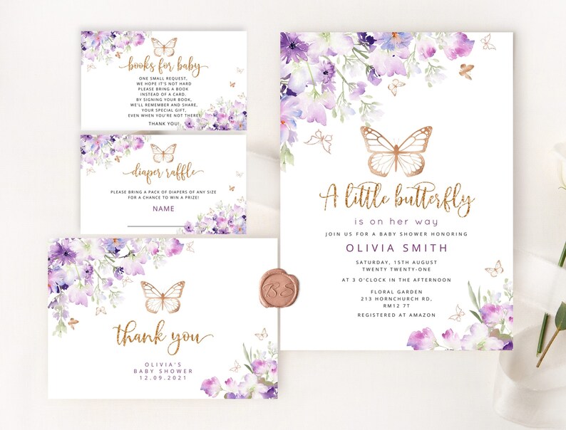Może przedstawiać: Fioletowe i złote zaproszenie na baby shower z motywem kwiatowym. Zaproszenie zawiera napis "Mały motyl jest w drodze" i zawiera imię Olivia Smith, datę, godzinę i miejsce wydarzenia. Zaproszenie zawiera r&oacute;wnież tekst "Zarejestrowane na Amazon".