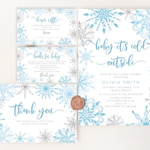 Pu&ograve; includere: Un set di inviti e biglietti per baby shower a tema invernale. Il design presenta fiocchi di neve blu e argento su sfondo bianco. L'invito recita "baby it's cold outside" e include i dettagli dell'evento.