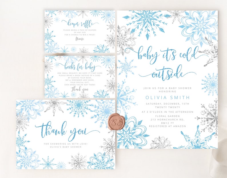 Pu&ograve; includere: Un set di inviti e biglietti per baby shower a tema invernale. Il design presenta fiocchi di neve blu e argento su sfondo bianco. L'invito recita "baby it's cold outside" e include i dettagli dell'evento.