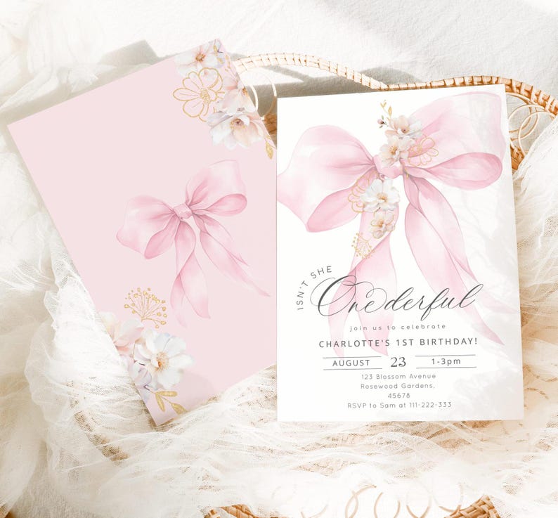 Puede incluir: Invitaci&oacute;n de fiesta de primer cumplea&ntilde;os rosa y blanca con un gran lazo rosa y letras doradas. El texto dice "Isn't She Onederful" e incluye el nombre de la ni&ntilde;a, la fecha, la hora y la informaci&oacute;n de RSVP.