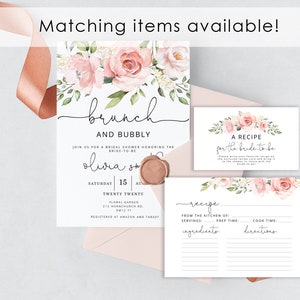 Op de afbeelding: Een roze en groene bloemenontwerp bruidsdoucheinvitatie met de tekst "brunch and bubbly" en een receptkaart met de tekst "A recipe for the bride to be".