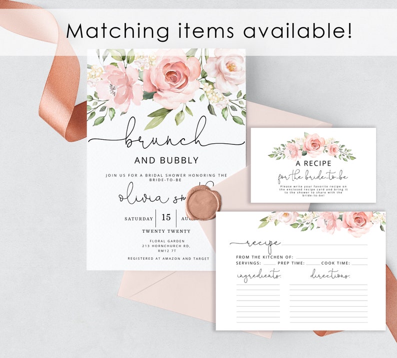Op de afbeelding: Een roze en groene bloemenontwerp bruidsdoucheinvitatie met de tekst "brunch and bubbly" en een receptkaart met de tekst "A recipe for the bride to be".