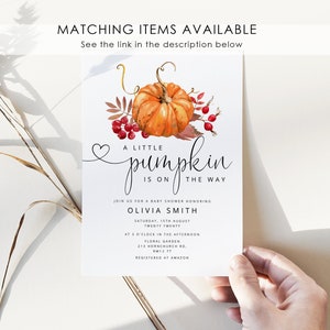 Op de afbeelding: Een uitnodiging voor een babyshower met een aquarelillustratie van een pompoen en herfstbladeren. De tekst luidt "A little pumpkin is on the way". De uitnodiging bevat de details voor de babyshower, inclusief de datum, tijd en locatie.