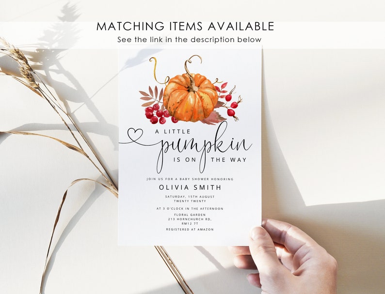 Op de afbeelding: Een uitnodiging voor een babyshower met een aquarelillustratie van een pompoen en herfstbladeren. De tekst luidt "A little pumpkin is on the way". De uitnodiging bevat de details voor de babyshower, inclusief de datum, tijd en locatie.