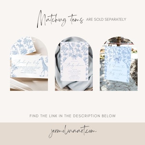 K&ouml;nnte beinhalten: Ein Satz von drei druckbaren Babyparty-Einladungen mit einem blau-wei&szlig;en Toile-Muster, das eine Giraffe, ein Zebra und andere Tiere zeigt. Der Text auf den Einladungen lautet "Books for Baby", "It's a Boy! Baby Shower" und "Welcome to Jessica's Baby Shower".