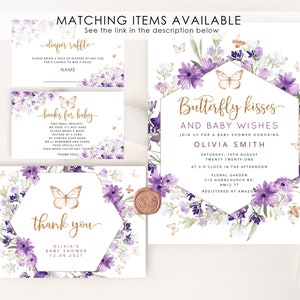 Może przedstawiać: Fioletowe i złote zaproszenie na baby shower z motywem motyla i kwiatowym wzorem. Zaproszenie zawiera napis "Butterfly Kisses and Baby Wishes" oraz imię Olivia Smith, datę i godzinę imprezy oraz miejsce. Zaproszenie zawiera r&oacute;wnież adres strony internetowej do rejestrowania prezent&oacute;w.