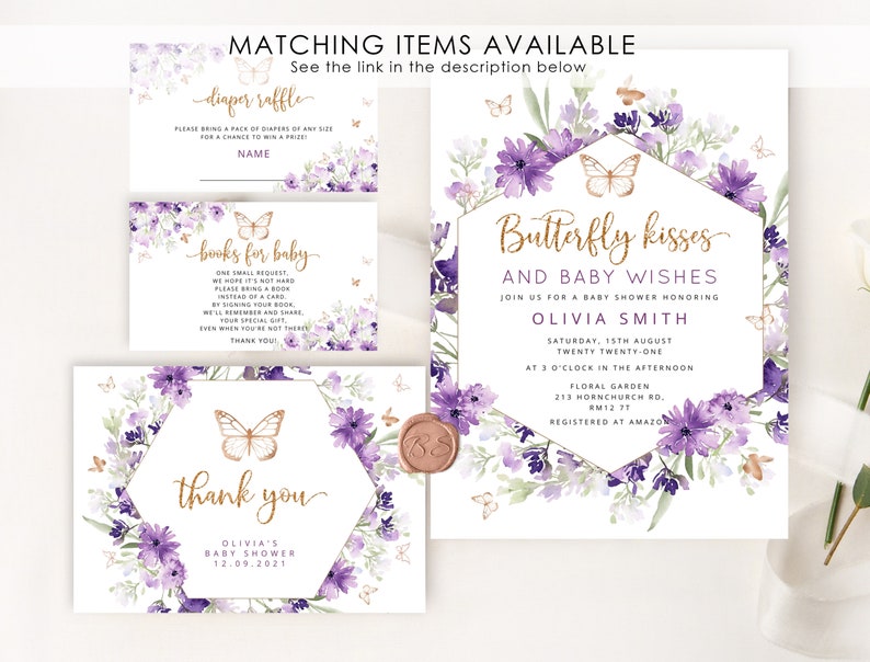 Może przedstawiać: Fioletowe i złote zaproszenie na baby shower z motywem motyla i kwiatowym wzorem. Zaproszenie zawiera napis "Butterfly Kisses and Baby Wishes" oraz imię Olivia Smith, datę i godzinę imprezy oraz miejsce. Zaproszenie zawiera r&oacute;wnież adres strony internetowej do rejestrowania prezent&oacute;w.