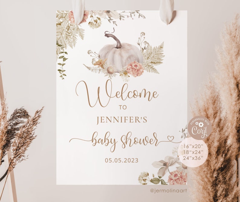K&ouml;nnte beinhalten: Willkommen zur Babyparty von Jennifer Schild mit einer Aquarell-Illustration eines wei&szlig;en K&uuml;rbisses mit Herbstlaub und Blumen. Das Schild ist auf wei&szlig;em Karton gedruckt und enth&auml;lt das Datum 05.05.2023 und den Social-Media-Handle @jermolinaart.