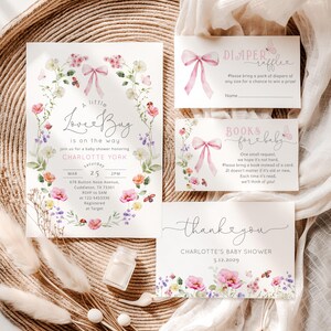 Babyshowerpaket med lilla kärleksbuggen Widlflower | Nyckfull inbjudningsmall med rosa rosett #wl7