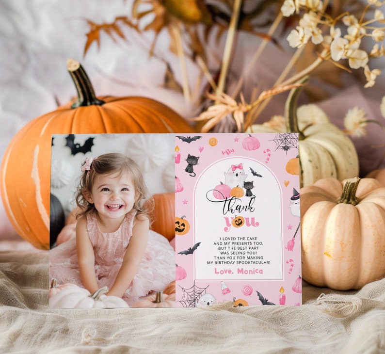 Pu&ograve; includere: Biglietto di ringraziamento rosa e nero di Halloween con una foto di una bambina con un vestito rosa. La carta presenta un fantasma, pipistrelli, zucche e il testo "Grazie. Ho adorato la torta e i miei regali, ma la parte migliore &egrave; stata vederti! Grazie per aver reso il mio compleanno spettacolare! Con affetto, Monica."