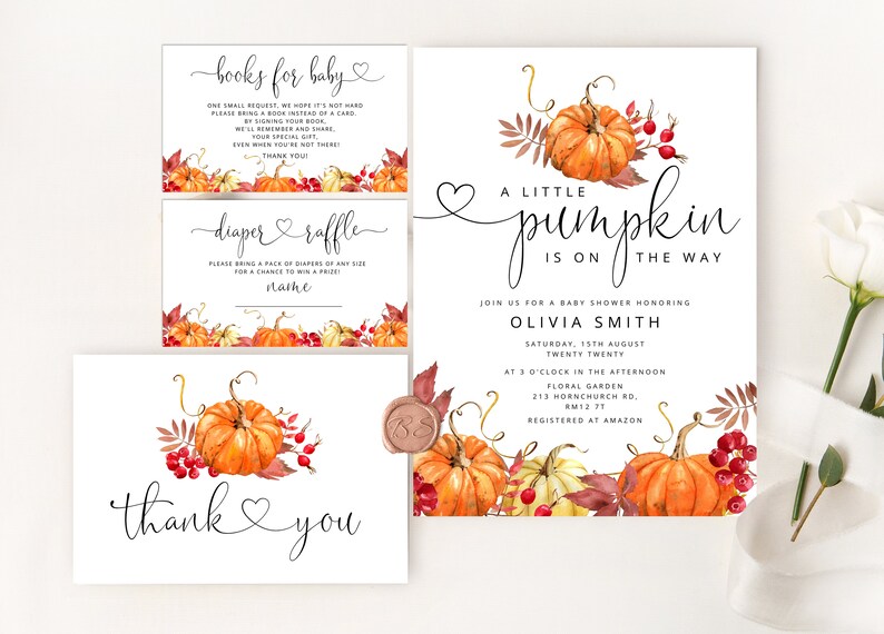 Op de afbeelding: Een set van vier printbare kaarten voor een babyshower. De kaarten bevatten een aquarel-illustratie van pompoenen, bladeren en bessen. De tekst op de kaarten luidt "boeken voor baby", "luier loterij", "dank je wel" en "Een kleine pompoen is onderweg".