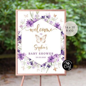 Może przedstawiać: Witamy na Baby Showerze Sophii z fioletowymi kwiatami, złotymi motylami i złotą geometryczną ramą. Tablica ma rozmiar 40,64 cm x 50,8 cm lub 20,32 cm x 25,4 cm.