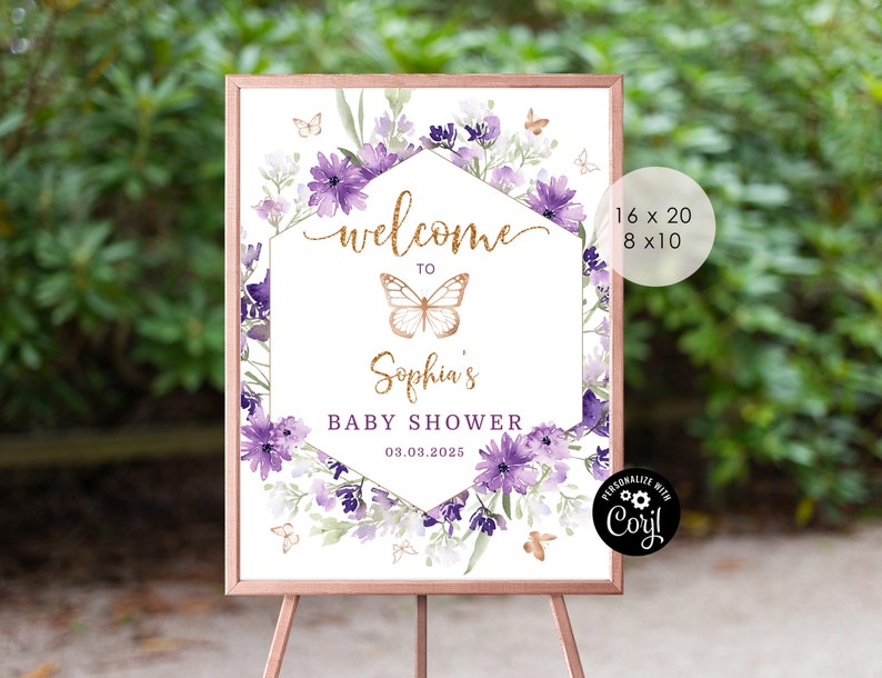 Może przedstawiać: Witamy na Baby Showerze Sophii z fioletowymi kwiatami, złotymi motylami i złotą geometryczną ramą. Tablica ma rozmiar 40,64 cm x 50,8 cm lub 20,32 cm x 25,4 cm.
