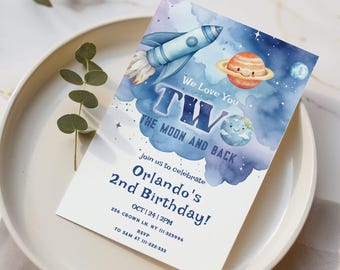 Könnte beinhalten: Eine blaue und weiße Einladungskarte mit einer Rakete, Planeten und Sternen. Der Text lautet "We Love You Two The Moon and Back" und "Orlando's 2nd Birthday!" mit Details zur Veranstaltung.