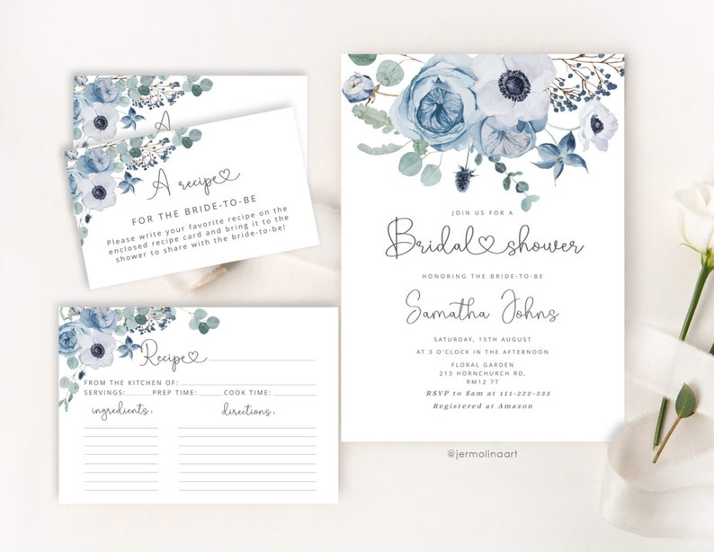 K&ouml;nnte beinhalten: Eine blaue und wei&szlig;e florale Einladung zu einer Brautparty mit einer Rezeptkarte und einer Rezeptkartenvorlage. Die Einladung lautet "Feiern Sie mit uns eine Brautparty zu Ehren der zuk&uuml;nftigen Braut Samantha Johns" und enth&auml;lt Datum, Uhrzeit, Ort, RSVP-Informationen und einen Link zur Geschenkregistrierung. Die Rezeptkartenvorlage bietet Platz f&uuml;r den Namen des Rezepts, die Zutaten, die Vorbereitungszeit, die Garzeit und die Anweisungen.