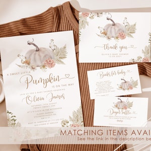 K&ouml;nnte beinhalten: Eine Babyparty-Einladung mit einem Aquarell-K&uuml;rbis-Design. Die Einladung lautet "Ein s&uuml;&szlig;er kleiner K&uuml;rbis ist unterwegs" und enth&auml;lt den Namen "Olivia James". Die Einladung enth&auml;lt auch das Datum und die Uhrzeit der Party sowie den Ort. Es gibt auch passende Karten f&uuml;r B&uuml;cher f&uuml;r Babys und eine Windel-Tombola.