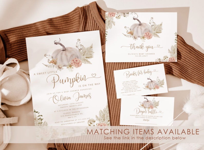 K&ouml;nnte beinhalten: Eine Babyparty-Einladung mit einem Aquarell-K&uuml;rbis-Design. Die Einladung lautet "Ein s&uuml;&szlig;er kleiner K&uuml;rbis ist unterwegs" und enth&auml;lt den Namen "Olivia James". Die Einladung enth&auml;lt auch das Datum und die Uhrzeit der Party sowie den Ort. Es gibt auch passende Karten f&uuml;r B&uuml;cher f&uuml;r Babys und eine Windel-Tombola.