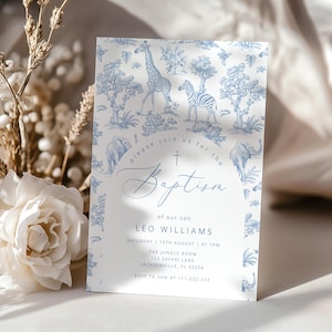 Op de afbeelding: Een doopuitnodiging met een blauw en wit safarithema. De uitnodiging bevat illustraties van giraffen, zebra's en olifanten. Tekst bevat de naam Leo Williams, datum, tijd en locatie.