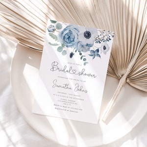 K&ouml;nnte beinhalten: Eine blaue und wei&szlig;e florale Einladung zur Bridal Shower mit dem Text "Join us for a Bridal Shower" und "Honoring the bride-to-be Samantha Johns". Die Einladung enth&auml;lt das Datum, die Uhrzeit und den Ort der Shower sowie die RSVP-Informationen.